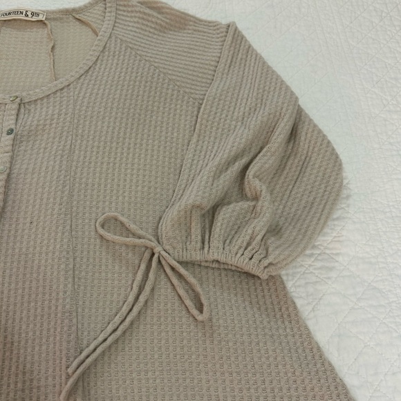 Lizard Thicket NWT Cream Puff Sleeve Blouse with Tie Front and Ribbed Texture - Picture 3 of 10